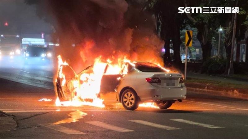 高雄驚險火燒車！駕駛受困…搶命畫面曝光