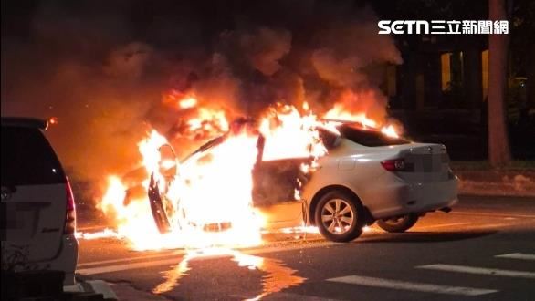 高雄小港發生驚悚車禍，白色轎車追撞公車，又失控衝撞對向機車後，起火燃燒。（圖／民眾提供）