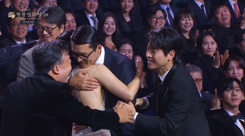 玄彬得知獲獎後，在台下緊擁孫藝真。（圖／翻攝自KBS）