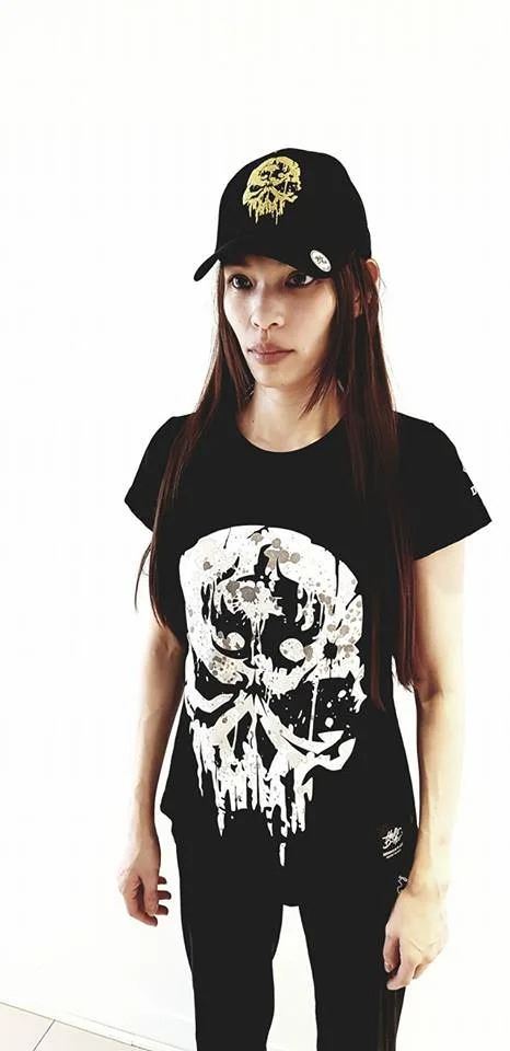 館長曾在臉書貼出老婆穿著「惡名昭彰」黑T恤的照片，沒想到遭酸民在PTT批評「很醜」。（圖／翻攝自飆捍臉書