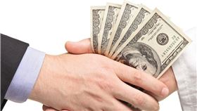 台美關稅陰影、企業觀望緊縮，3成8上班族憂裁員、減薪、放無薪假，3成3兼差續命創新高。最想做文書行政、外送員，最怕被詐騙當肥羊。阿姨快來救救我，一份薪水撐不起生活，兩份工還要提防話術陷阱！（示意圖／PIXABAY）