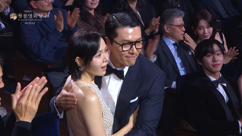 孫藝真驚訝獲獎，玄彬立刻給他抱抱。（圖／翻攝自Naver）