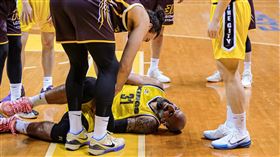 昌原LG獵隼洋將馬雷意外打到桑尼的重要部位，桑尼倒地後馬雷趕上前關心。（圖／EASL提供）