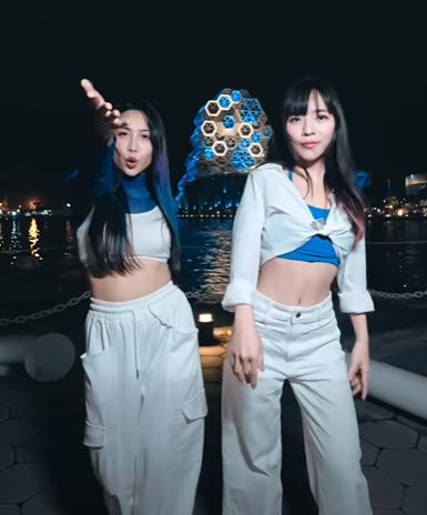 為迎接TWICE到來，黃捷（右）與舞蹈老師阿咪（左）跳舞應援。（圖／翻攝自黃捷臉書）