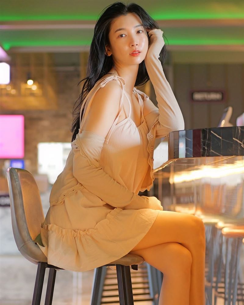 南韓YouTuber同時也是前女團成員李海仁身材惹火外型高挑（圖／翻攝自IG @leezyhaein）