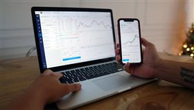 投資人應該善用投資把薪水變資產，尤其台灣科技產業競爭力強勁、企業獲利佳，股民們可關注國泰台灣科技龍頭（00881），有望作為打造第二收入引擎的核心選擇。（示意圖/ PIXABAY） 