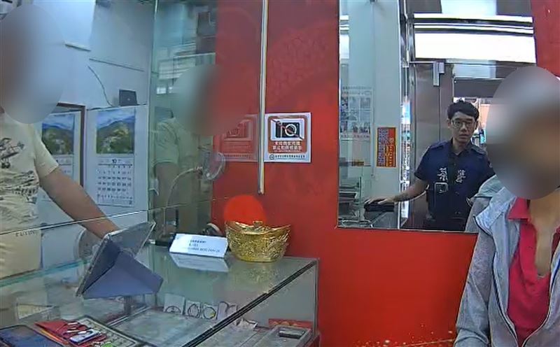婦人誤信詐團「黃仁勳送書」的詐騙陷阱，到銀行提領不出200萬，改到銀樓買黃金，老闆察覺有異報警。(圖／翻攝畫面)