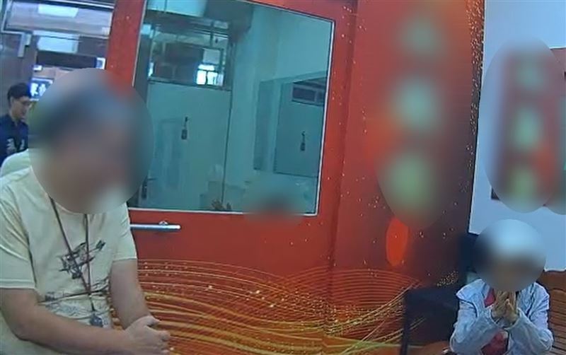 經員警與銀樓老闆耐心勸說，許姓婦人才察覺遭到詐騙。(圖／翻攝畫面)