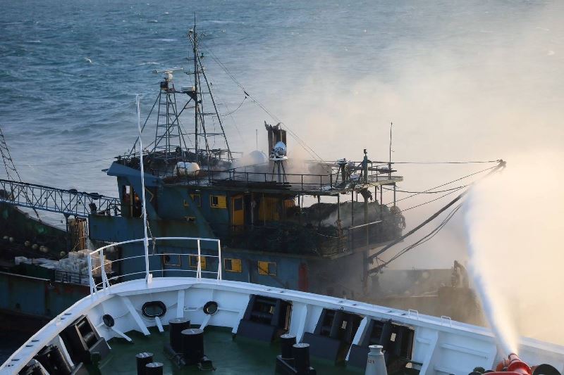 中國「閩東漁61227」漁船，在台北港西北方28浬海域失火並以無線電求救，海巡新竹艦隨即到場滅火，並戒護15名中國船員到另艘中國漁船接駁。（圖／海巡署提供）