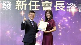 侯湘婷身穿一襲紫色長禮服出席家長會交接活動。（圖／翻攝自國小臉書粉專）