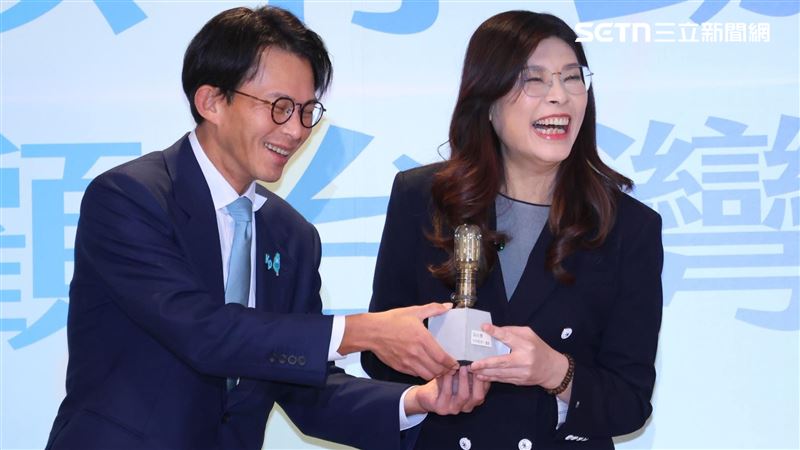 黃國昌（左）送鄭麗文（右）有水泥底座的鎢絲燈泡。（圖／記者鄭孟晃攝影）