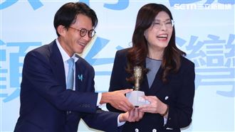 黃國昌送鄭麗文燈泡　她：白永遠像第三者