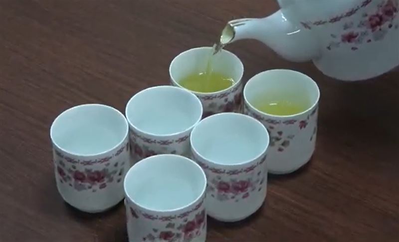 中年男子疑因尋求刺激將同款類似的陶瓷杯塞進肛門，卻意外卡進腸子。(圖／大甲李綜合醫院提供)