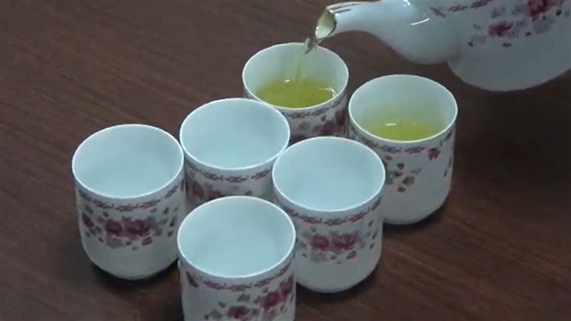 男忍3天腹痛求診　照X光驚見「瓷杯爆菊」