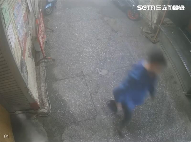 一名男子突然走入市場女廁，短暫停留後便匆忙跑出，監視器也拍下他的身影，但相當模糊。（圖／翻攝畫面）