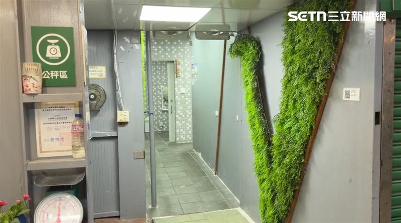 苗栗市場驚傳偷拍狼！女攤商如廁驚見門縫中突然伸出一支手機，讓女攤商嚇壞。（圖／翻攝畫面）