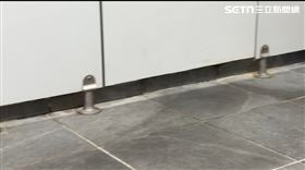 苗栗市場驚傳偷拍狼！女攤商如廁驚見手機（圖／翻攝畫面）