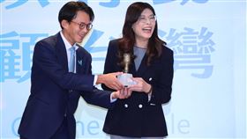 黃國昌送鎢絲燈給鄭麗文，稱要給台灣光明未來。（圖／記者鄭孟晃攝影）

