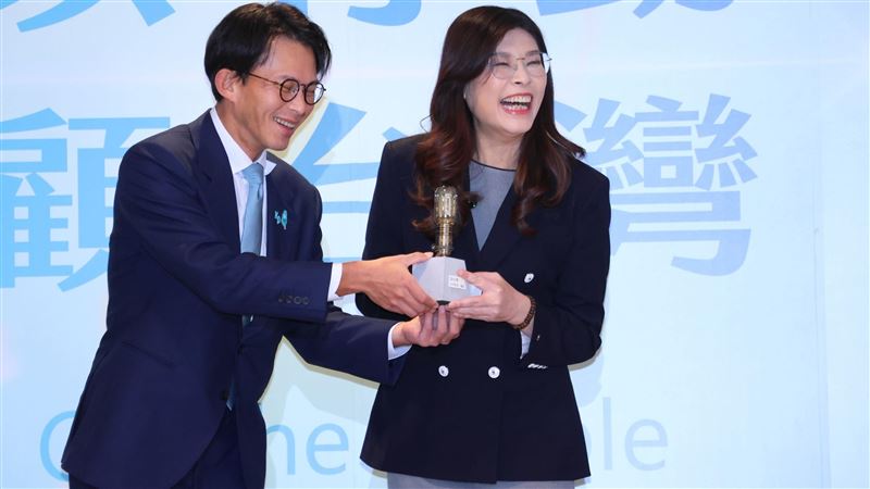 鄭麗文稱藍加白主流民意 學者:民主悲劇