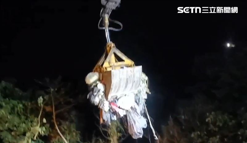 環保局調派人力機具漏夜清理，目前已完成坡面大部分垃圾清除，共計13車次。（圖／翻攝畫面）