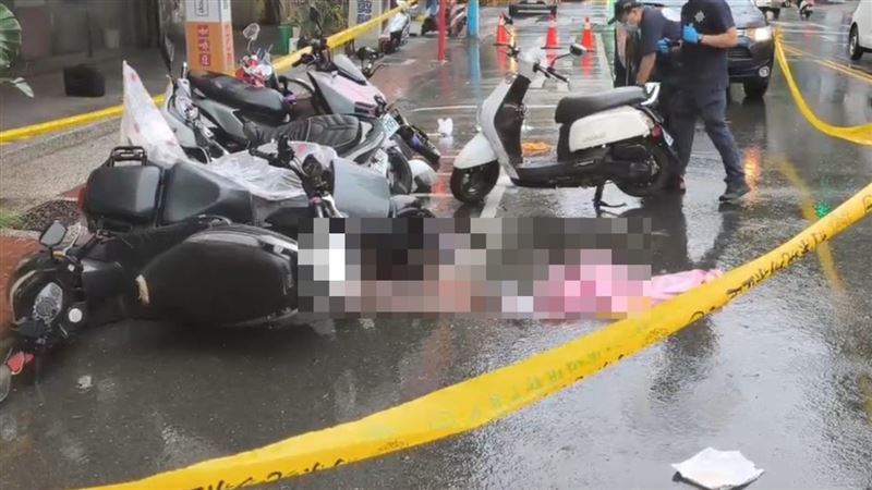 嫌犯7月7日就在土城區明德路二段開車尾隨騎機車雙載的妻子和小姨子，先將人撞倒再用先前買的長刀、球棒將人當街殺害。（圖／記者莊淇鈞攝影）