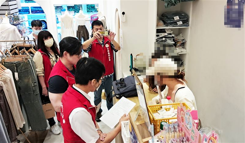 某韓系服飾品牌因積欠多筆稅款與健保費，遭士林分署查封。（圖／翻攝畫面）