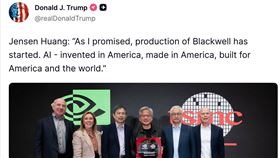 輝達財報報喜之際，川普引黃仁勳「AI在美發明、在美製造」發文催貨，要台積電與台灣談判代表履行晶片回流「軍令狀」，一手高喊美國製造、一手主張引進外籍技術人才訓練美國工人，與台灣端出的「台灣模式」輸出產業聚落盤算交錯，牽動台積電全球布局與台灣矽盾安全。（圖／翻攝自川普Truth Social）