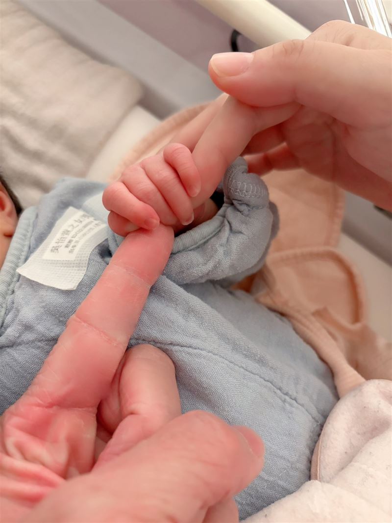 民眾黨新聞部主任吳怡萱喜獲女兒吳花果。（圖／翻攝自吳怡萱臉書）