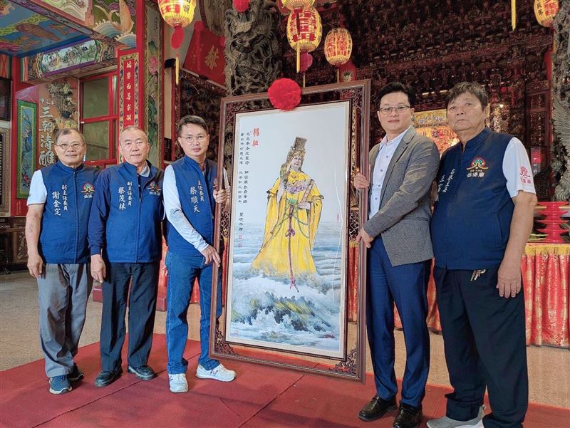 徐健麟日前赴永康姑婆廟將創作的「媽祖聖像」畫作送給廟方。（圖／永康姑婆廟提供）