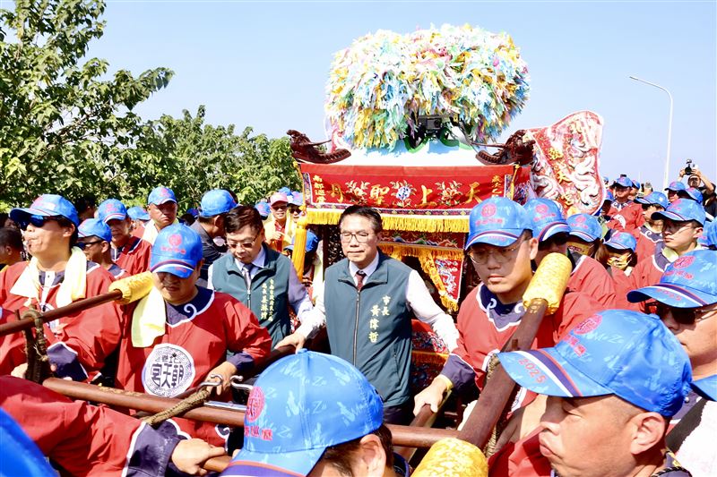 本月十六日北港朝天宮媽祖入境台南鹽水區，市長黃偉哲親臨現場接駕。（圖／翻攝黃偉哲臉書）