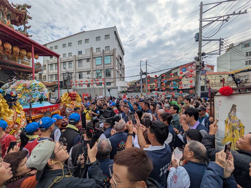本月二十日上午，北港朝天宮媽祖蒞臨永康姑婆廟，沿途信眾恭迎聖駕。（圖／永康姑婆廟提供）