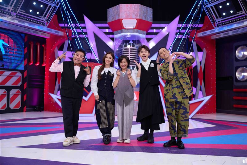 許效舜(左起)、Sandy、楊麗音、黃豪平、浩子台上互動。（圖／公視台語台提供）