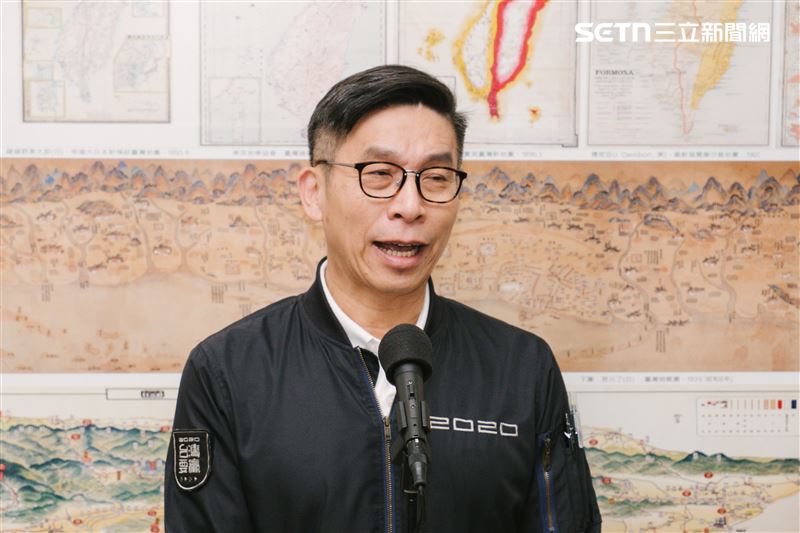 鍾佳濱表示，藍白主席會面，一方送一方盤子跟電燈泡，電燈泡在南部可代指無關緊要的第三人，盤子則是「盼仔」（ph&agrave;n-&aacute;，指冤大頭），難道一個說對方是無關痛癢的第三人、另一個說對方是「盼仔」？（圖／記者楊士誼攝影）