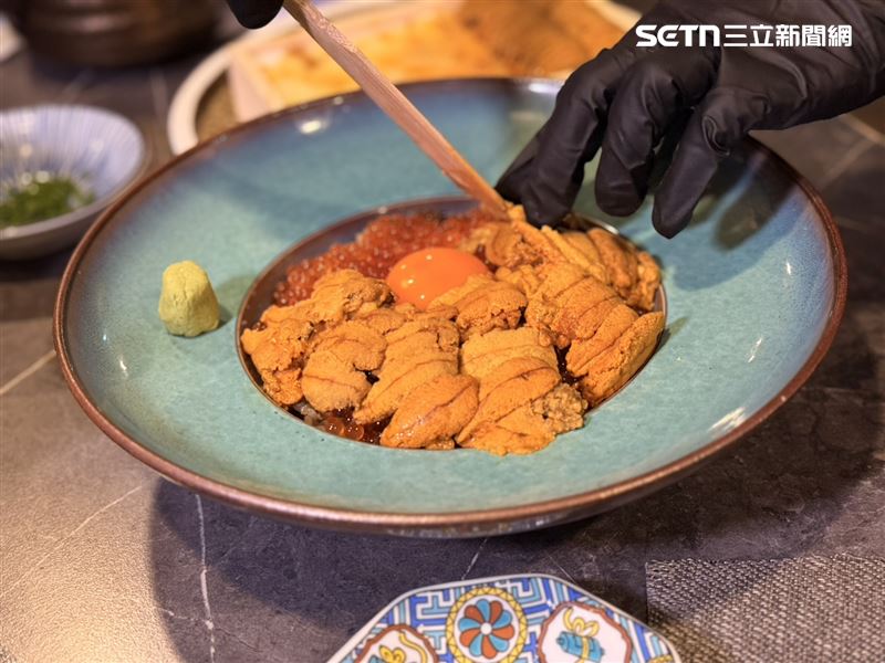 特製醋飯鋪上海量鮭魚卵，專人桌邊海膽秀服務，直接把視覺感拉滿。（圖／記者李育道攝影）