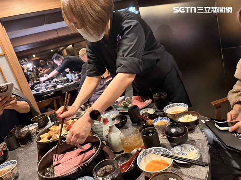 「橋山&middot;壽喜燒」桌邊食物也是一大特色，客人無須自己動手，即可依流程品嘗到固定順序呈現的料理。（圖／記者李育道攝影）