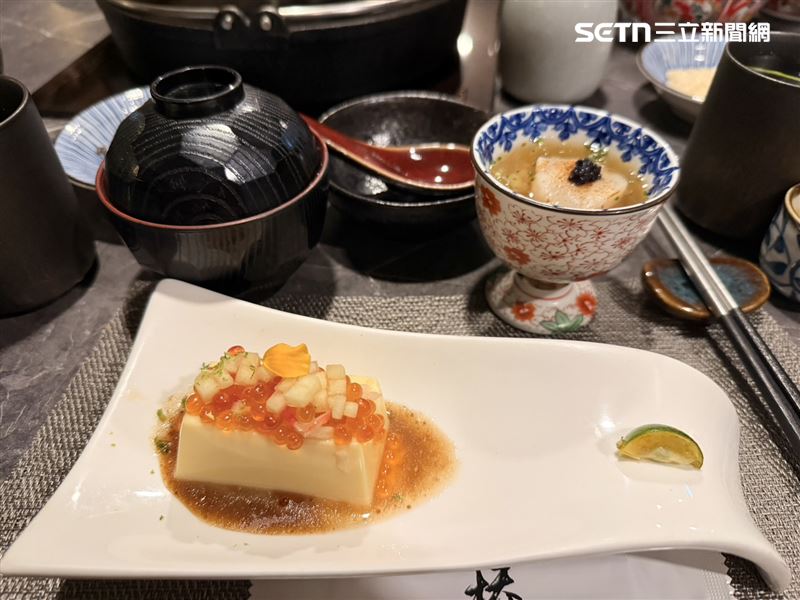 「橋山&middot;壽喜燒」前菜套餐附「紀州梅愛玉干貝」與「鮭魚卵豆腐」。（圖／記者李育道攝影）