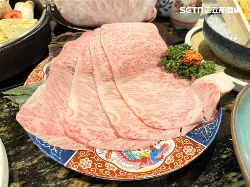 尾崎牛是日本唯一以飼主姓氏命名的和牛品牌，飼養期需達24個月以上，油脂較一般A5和牛輕，肉味濃郁，適合製作壽喜燒。（圖／記者李育道攝影）