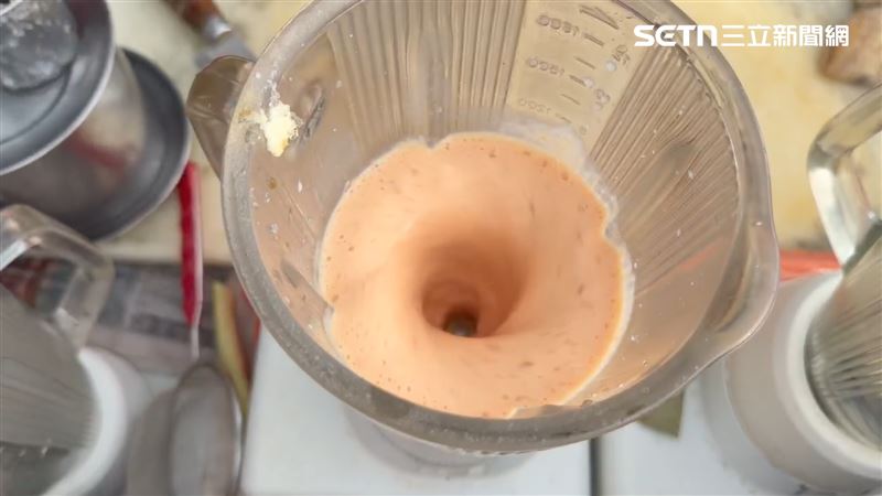 水果店果汁3杯750元，晚間竟然變成660元，網友PO網表示：「跟股市一樣浮動」。（圖／翻攝畫面）