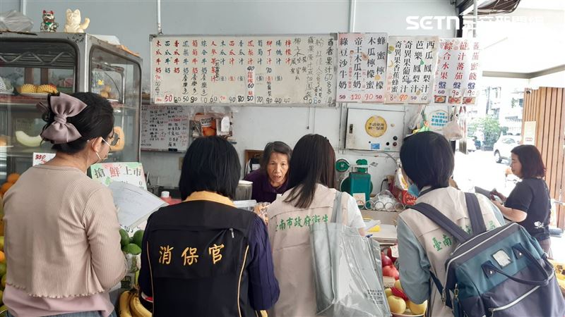 台南市政府法制處上門查核，消保官要求客製化價格需明確標示。（圖／台南市政府提供）