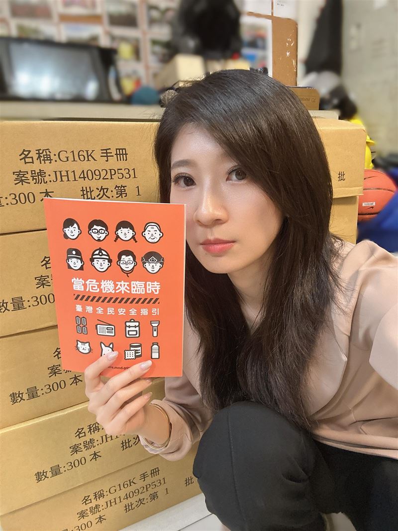 國民黨發言人李明璇說，她覺得全民國防手冊最好笑的在第19頁。（圖／翻攝自李明璇臉書）