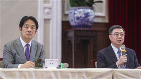 台暫時性關稅20%  賴總統、卓榮泰說明（3）美國白宮公布台灣對等關稅稅率暫時為20%，總統賴清德（左）1日上午11時30分率行政院長卓榮泰（右）等人召開「因應美國對等關稅政策記者會」，回應媒體提問。中央社記者鄭清元攝  114年8月1日