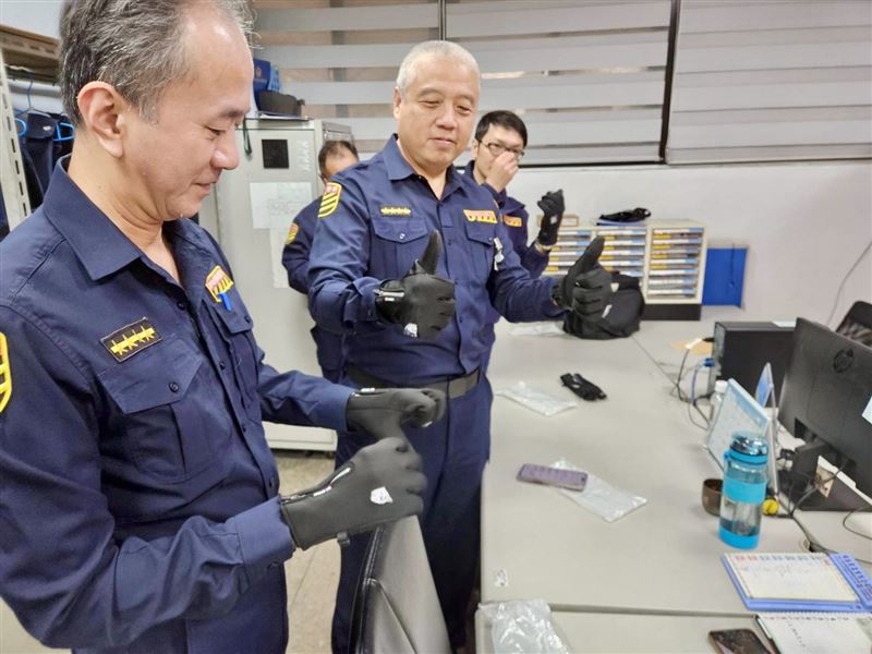 海山分局長林國民致贈防寒手套慰勞員警。（圖／海山分局提供）