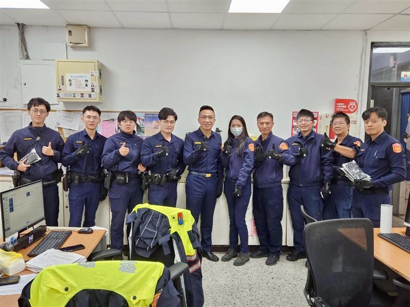 海山分局長林國民致贈防寒手套慰勞員警。（圖／海山分局提供）