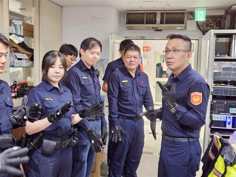 海山分局長林國民致贈防寒手套慰勞員警。（圖／海山分局提供）