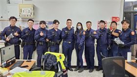 海山分局長林國民致贈防寒手套慰勞員警。（圖／海山分局提供）