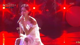 華莎以白色禮服亮相《第46屆青龍電影獎》。（圖／翻攝自KBS Entertain YT）