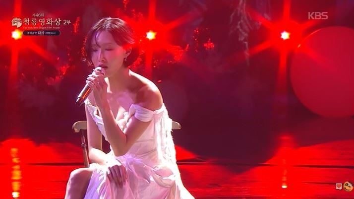 華莎以白色禮服亮相《第46屆青龍電影獎》。（圖／翻攝自KBS Entertain YT）