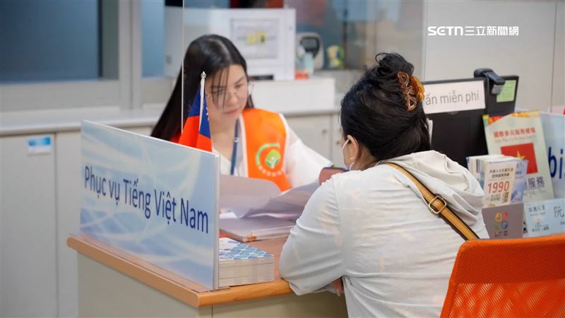 阮鈺婷在新北市政府負責諮詢及文件申辦，為新住民排憂解難