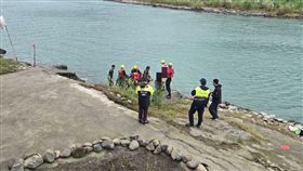 新北,新店,新烏路,青潭堰,受困,晨泳,沙洲。（圖／翻攝畫面）