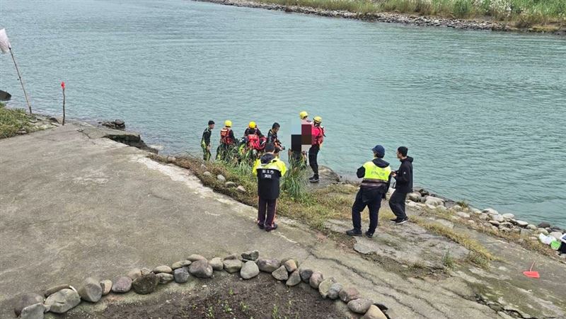 新店青潭堰戲水!男「水位上漲」受困沙洲